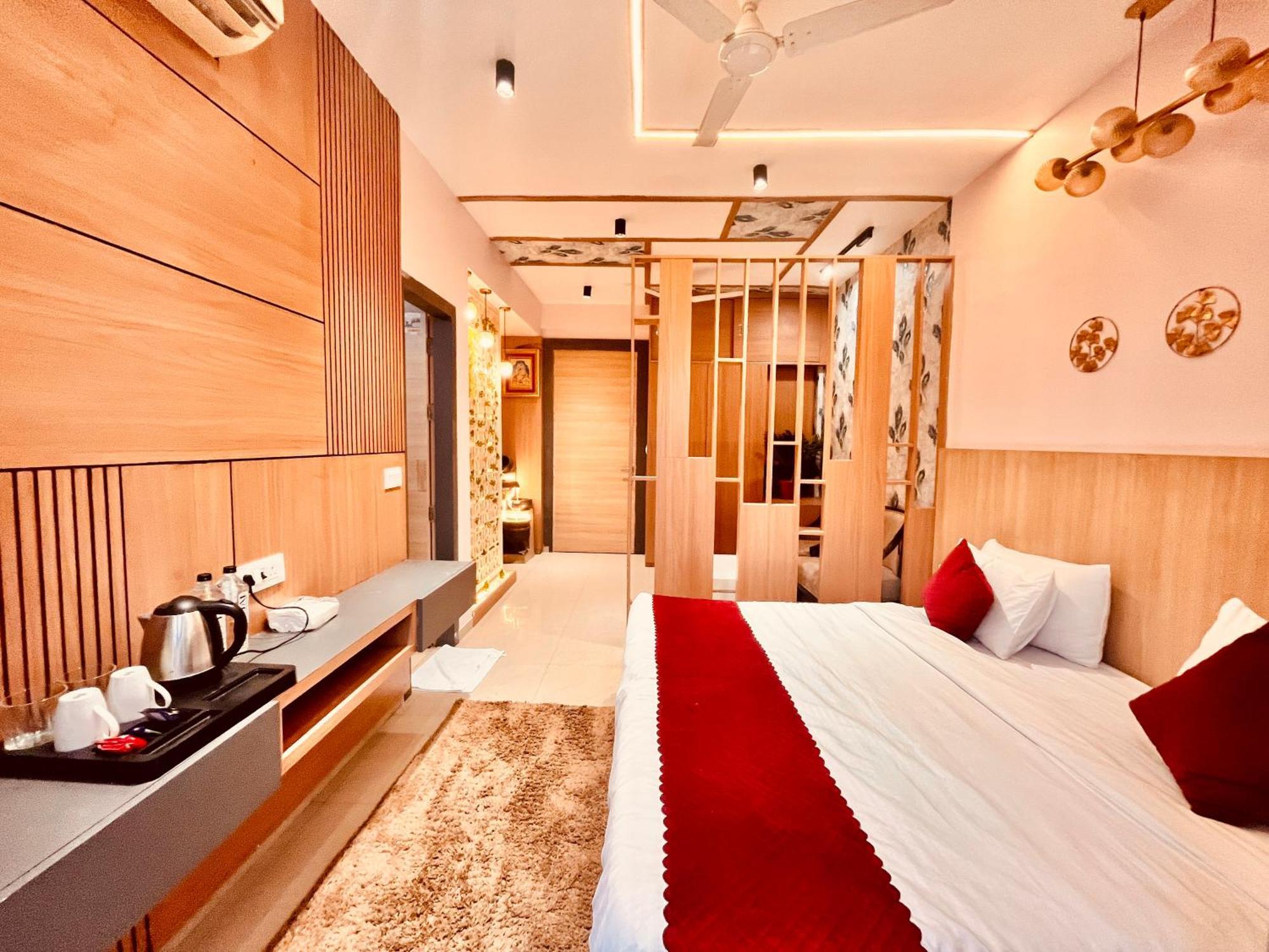 Pearl Grand Boutique Cottage In Omaxe Anandam Vrindavan - #Premium Ac Rooms With Balcony #Big Parking #Lift #Garden #Peaceful Area #Near Prem Mandir #Property Of The Year #Most Awarded Luaran gambar