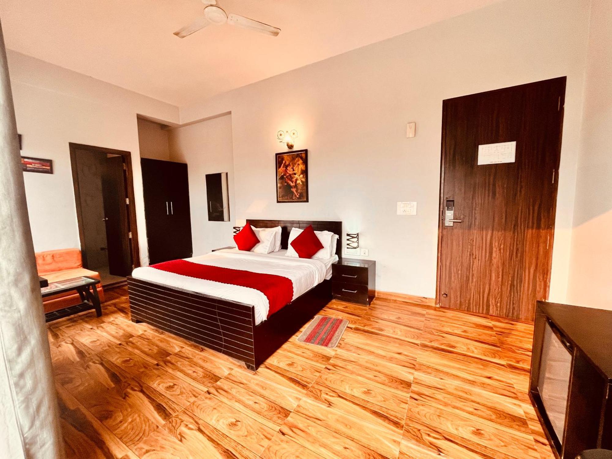 Pearl Grand Boutique Cottage In Omaxe Anandam Vrindavan - #Premium Ac Rooms With Balcony #Big Parking #Lift #Garden #Peaceful Area #Near Prem Mandir #Property Of The Year #Most Awarded Luaran gambar