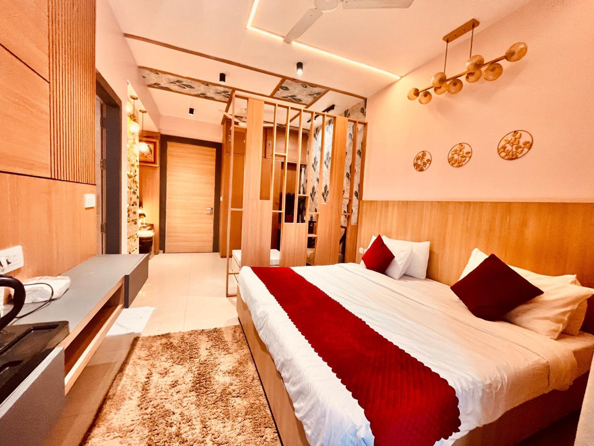 Pearl Grand Boutique Cottage In Omaxe Anandam Vrindavan - #Premium Ac Rooms With Balcony #Big Parking #Lift #Garden #Peaceful Area #Near Prem Mandir #Property Of The Year #Most Awarded Luaran gambar