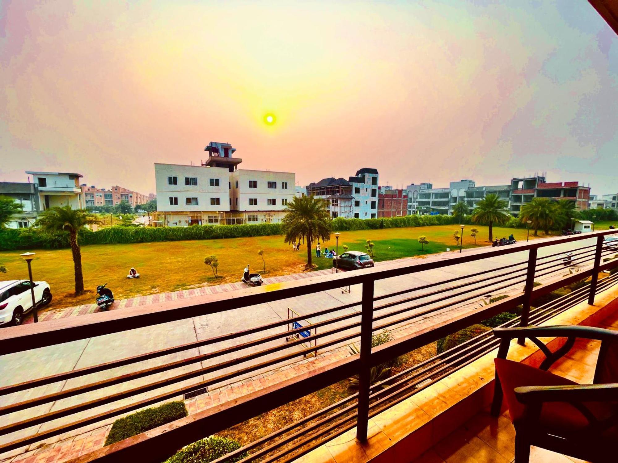 Pearl Grand Boutique Cottage In Omaxe Anandam Vrindavan - #Premium Ac Rooms With Balcony #Big Parking #Lift #Garden #Peaceful Area #Near Prem Mandir #Property Of The Year #Most Awarded Luaran gambar