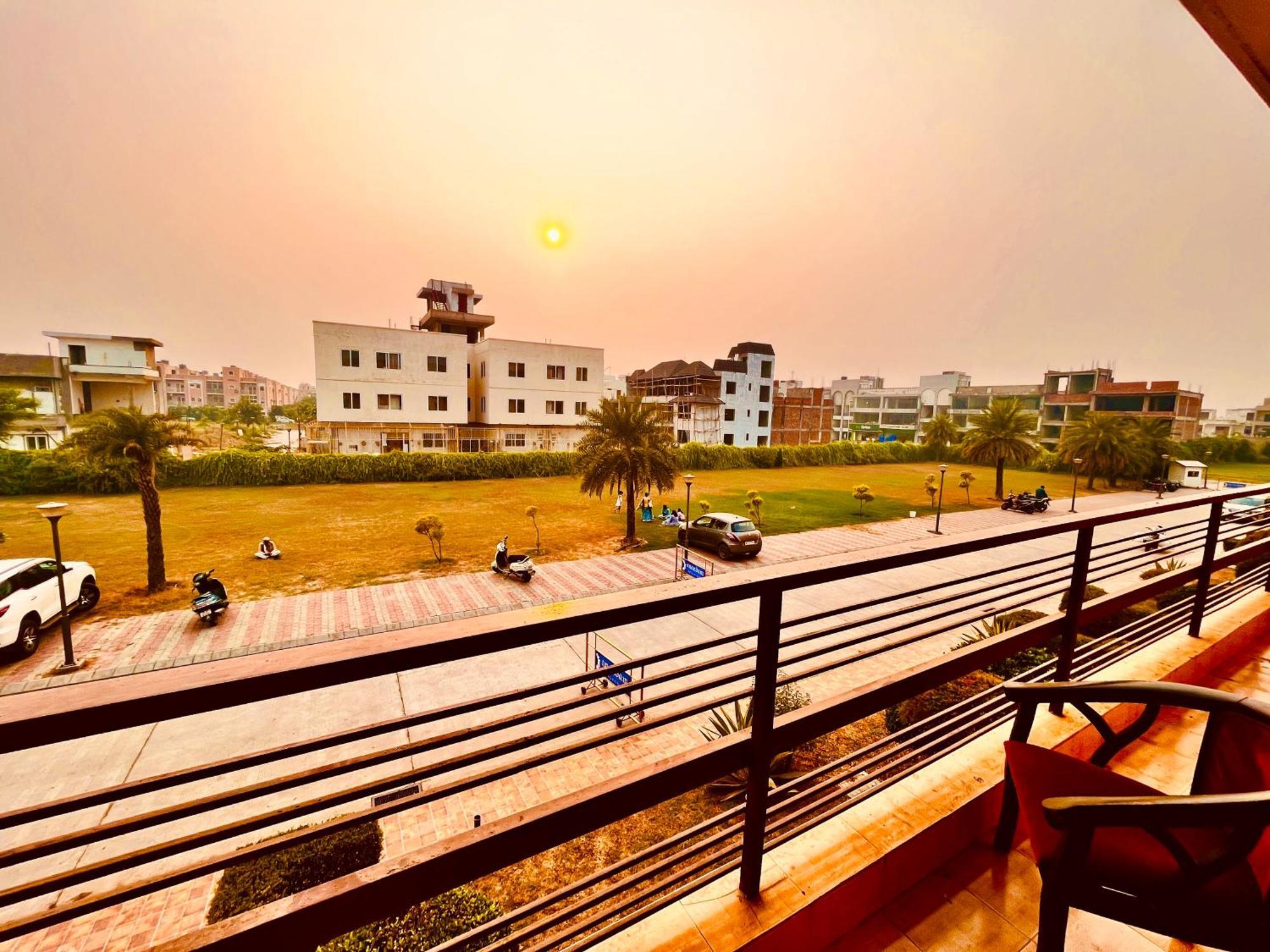 Pearl Grand Boutique Cottage In Omaxe Anandam Vrindavan - #Premium Ac Rooms With Balcony #Big Parking #Lift #Garden #Peaceful Area #Near Prem Mandir #Property Of The Year #Most Awarded Luaran gambar
