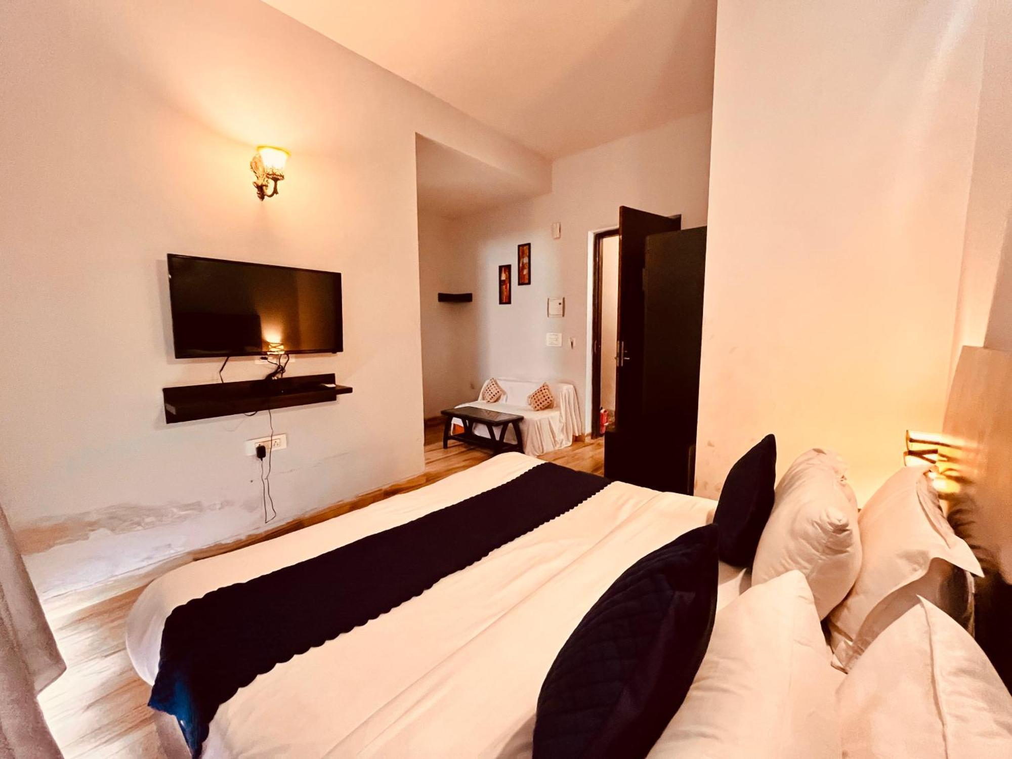 Pearl Grand Boutique Cottage In Omaxe Anandam Vrindavan - #Premium Ac Rooms With Balcony #Big Parking #Lift #Garden #Peaceful Area #Near Prem Mandir #Property Of The Year #Most Awarded Luaran gambar