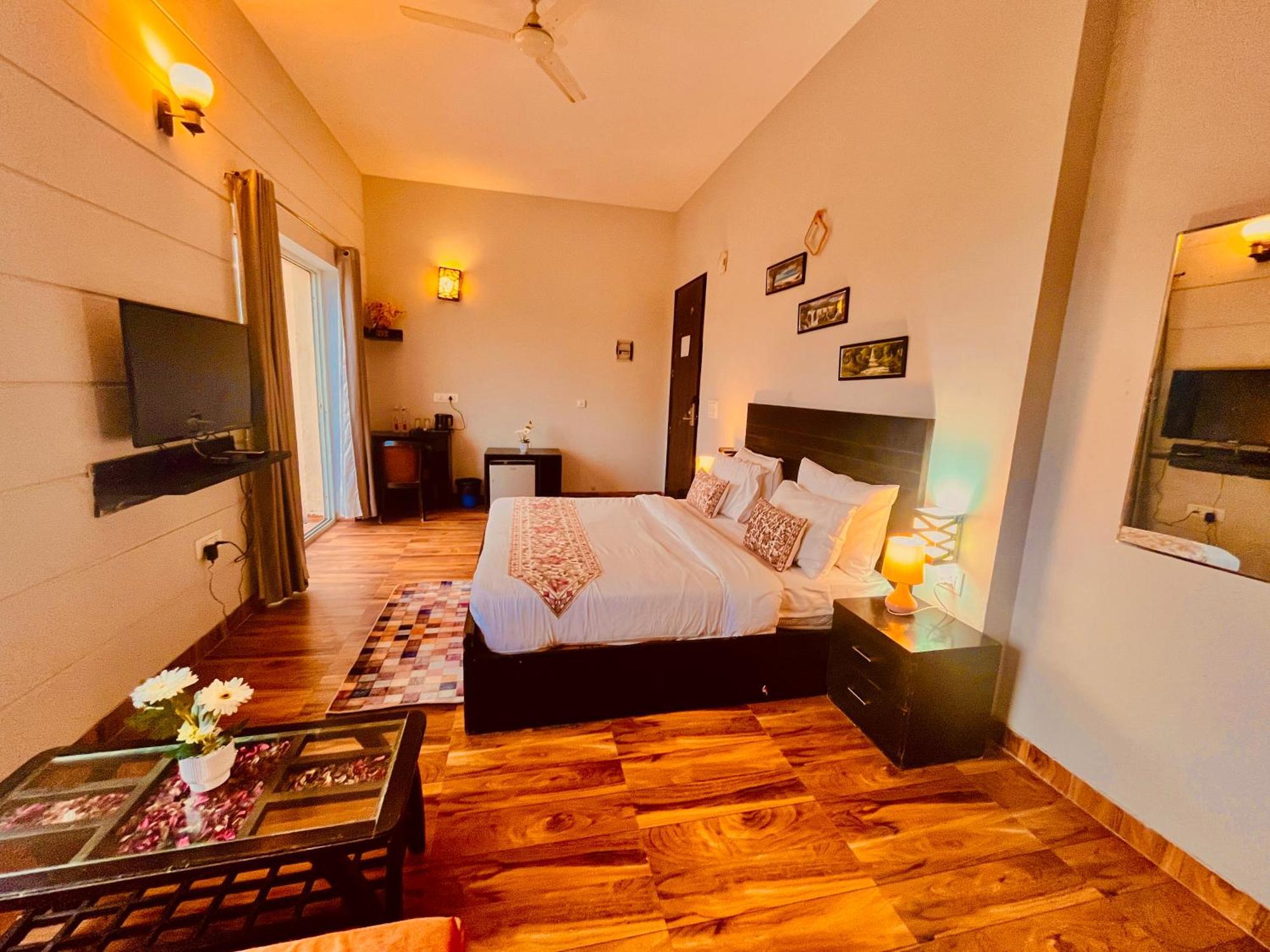 Pearl Grand Boutique Cottage In Omaxe Anandam Vrindavan - #Premium Ac Rooms With Balcony #Big Parking #Lift #Garden #Peaceful Area #Near Prem Mandir #Property Of The Year #Most Awarded Luaran gambar